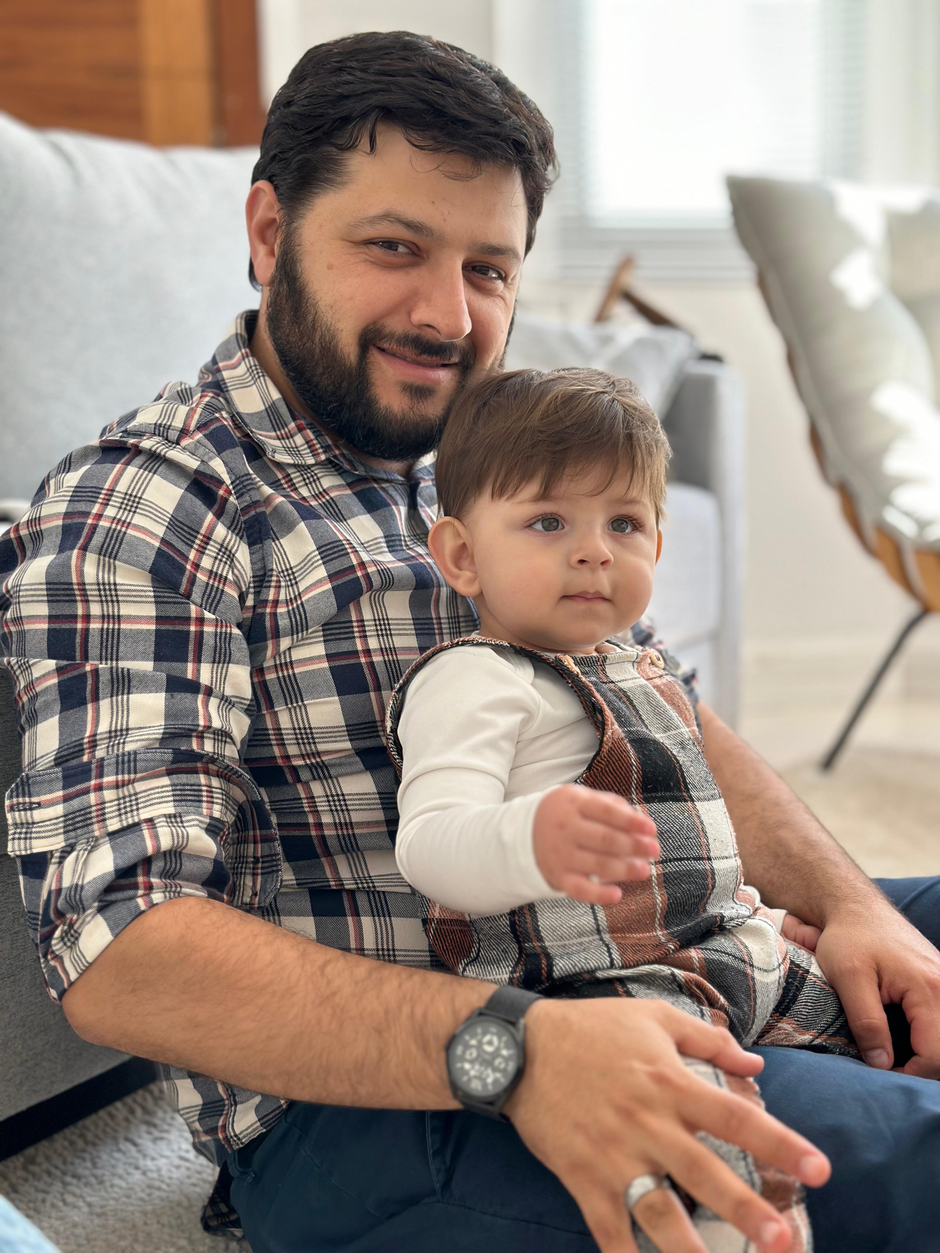 Trabalhador feliz com aprovação do Crédito FGTS - Vuit Cred oferece as melhores condições